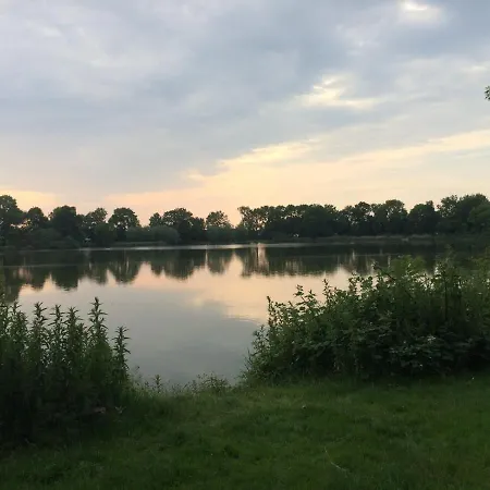 木屋 Chalet Aan Het Water Met Airco Hensbroek