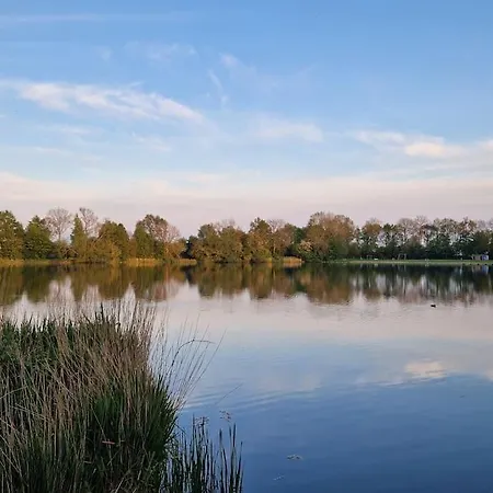 木屋 Chalet Aan Het Water Met Airco Hensbroek