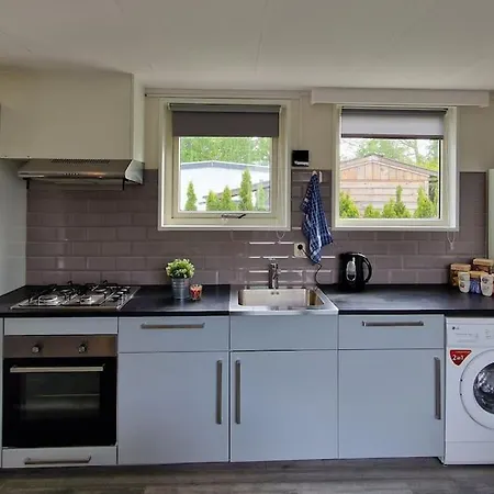 Chalet Aan Het Water Met Airco Hensbroek